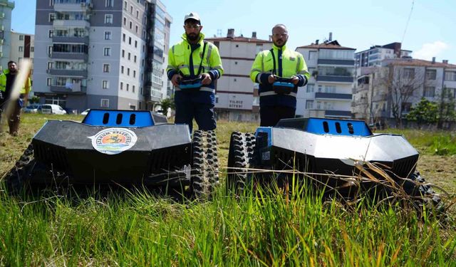 Çimleri artık robotlar biçiyor: 6 kişilik işi 2 robot yapıyor