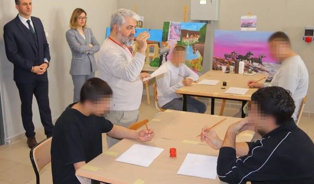 Çocuk ve genç mahkumlara hat sanatı süsleme çalışmaları tanıtıldı