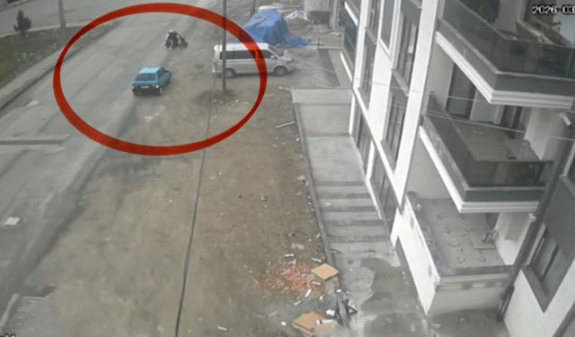 Kaza atlatan otomobil geri dönüp motosiklete çarptı: O anlar kamerada