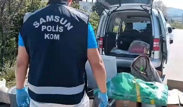 Koliden ve halıdan silah çıktı: Araçta şaşırtan gizleme yöntemi