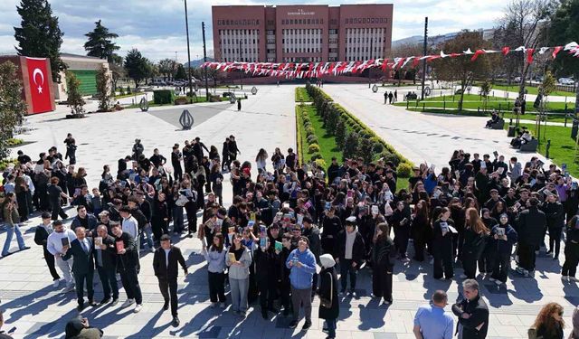 Öğrenciler, İstiklal Meydanı'nda kitap okudu