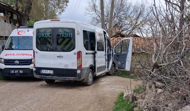 Samsun'da öğrenci servisi direğe çarptı: 12 yaralı