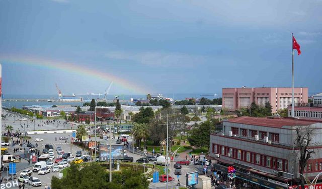 Samsun'da yağmur sonrası deniz üzerinde gökkuşağı oluştu