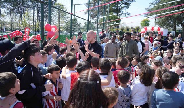 Samsunsporlu futbolcular, 23 Nisan'ı çocuklarla birlikte kutladı