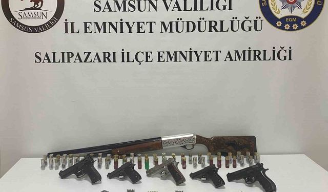 Cephanelik gibi ev: Çok sayıda silah ve mühimmat ele geçirildi