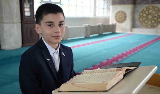 Ezanıyla yürekleri mest eden öğrenci bu kez Kur'an-ı Kerim tilavetinde zirvede