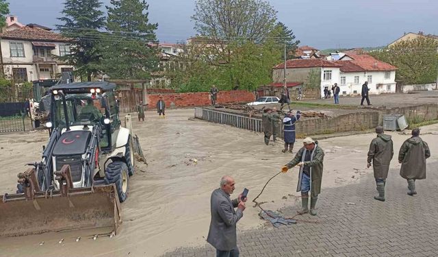 Havza'da kuvvetli sağanak etkili oldu, dere taştı