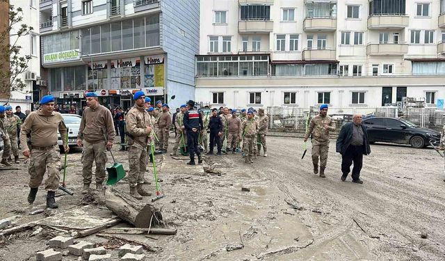 Havza'daki selde ekipler seferber oldu: Bin 63 personel sahada