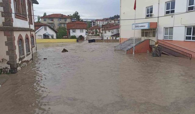 Havza'yı sel vurdu: İş yerlerini su bastı, araçlar sürüklendi