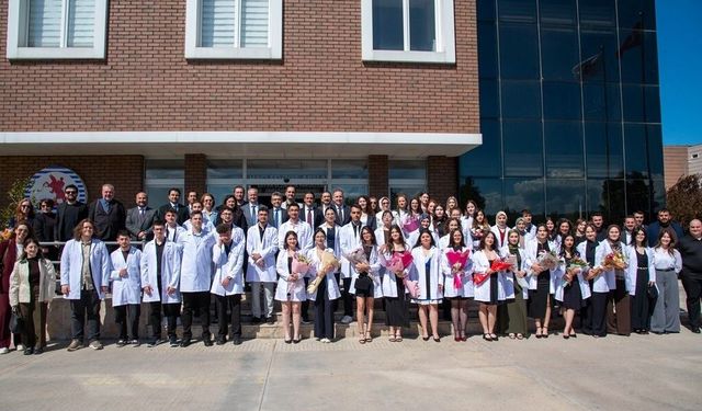 OMÜ'de Eczacılık Fakültesi öğrencileri beyaz önlük giydi
