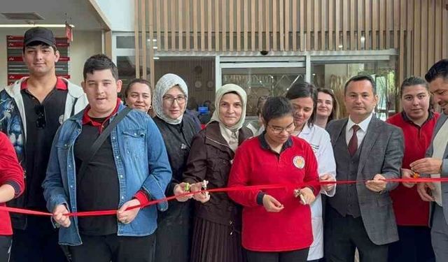 Özel öğrencilerin el emeği eserleri hastanede sergilendi
