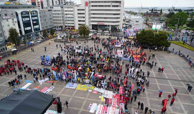 Samsun'da yağmur altında 1 Mayıs kutlaması