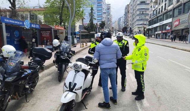 Trafik bilinci için lise önünde farkındalık etkinliği
