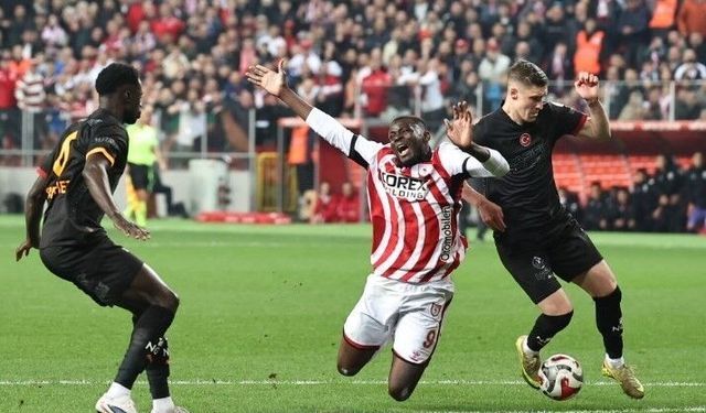 Trendyol Süper Lig: Samsunspor: 1 - Galatasaray: 1 (İlk yarı)