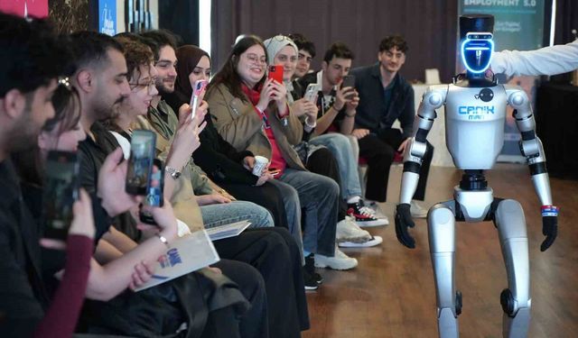 Türkiye'nin nüfusa kaydedilen ilk robotu gençlerle buluştu: CV ve girişimcilik dersi