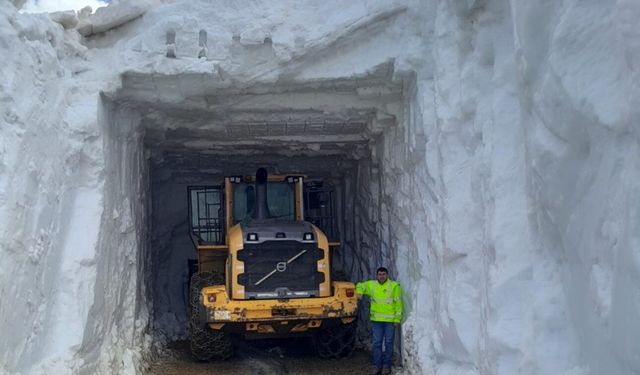 Yüksekova'da Mayıs ayında 6 metrelik kar mesaisi: İş makineleri kar tünellerinde kayboldu