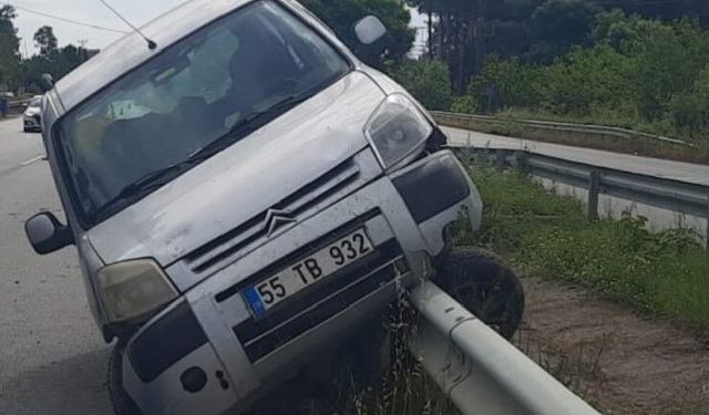 Bafra'da kontrolden çıkan otomobil bariyerlere çarptı: 4 yaralı
