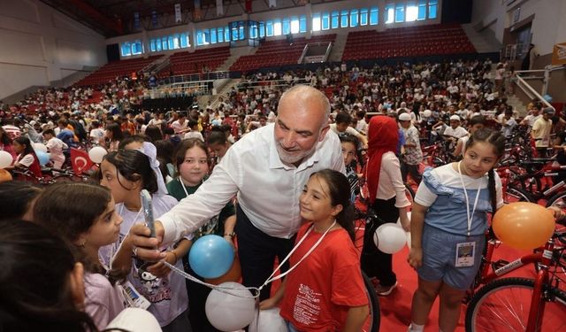 Canik'te camiler çocuklarla, çocuklar hediyelerle buluşuyor