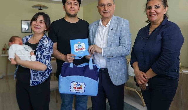 İlkadım'da doğan 555'inci bebeğin ilk hediyesi Başkan Kurnaz'dan