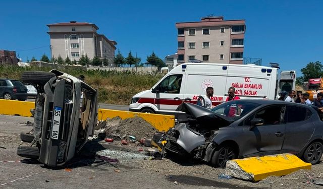 Kavşakta iki otomobil çarpıştı: 3 yaralı