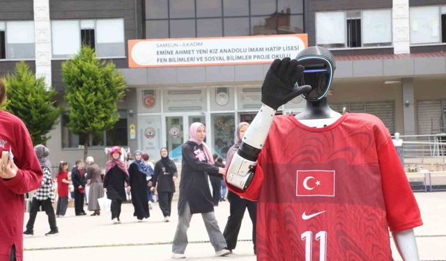 Türkiye'nin nüfusa kayıtlı robotu CANİKMAN öğrencilerle buluştu