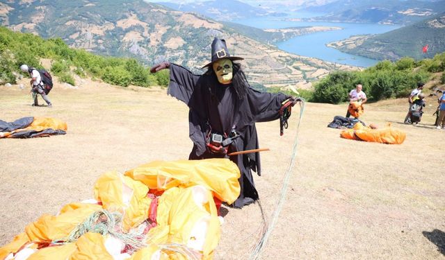 Cadı kostümüyle yamaç paraşütü yaptı, festivalde ilgi odağı oldu