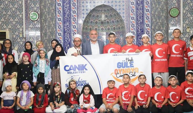 Canik'te camiye gelen hediyeyi alıyor