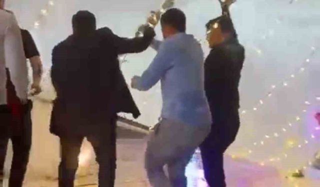 Düğünde oynayanların üzerine tente devrildi, eğlence kısa aranın ardından devam etti