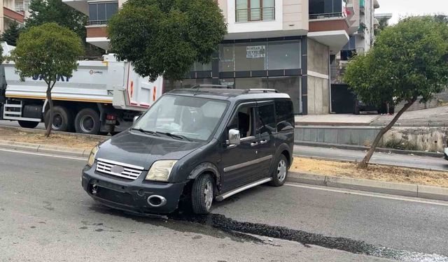 Freni boşalan hafif ticari araç 2 metreden yola düştü