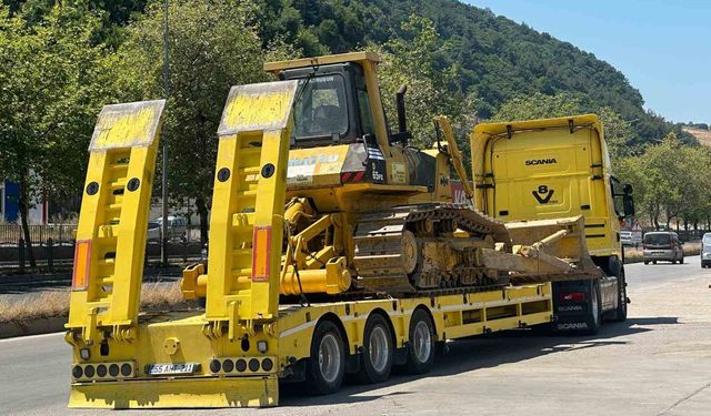 Motosiklet ile iş makinesi taşıyan tır çarpıştı: 1 yaralı
