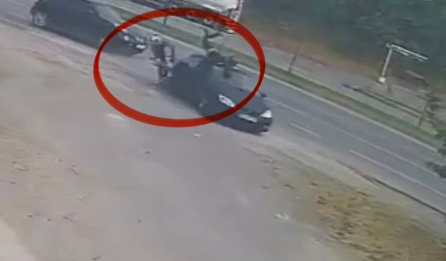 Motosikletin otomobile çarpma anı kamerada: 2 yaralı
