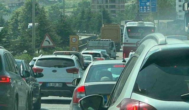 Şehir Hastanesi kavşak çalışması trafiği kilitledi: Kilometrelerce araç kuyruğu