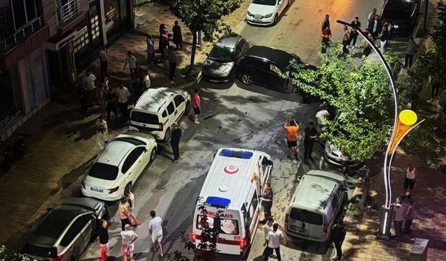 Bafra'da kontrolden çıkan otomobil park halindeki 6 araca çarptı
