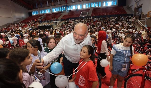 Canik'te 2 bin 500 çocuk hediyelerle buluşuyor