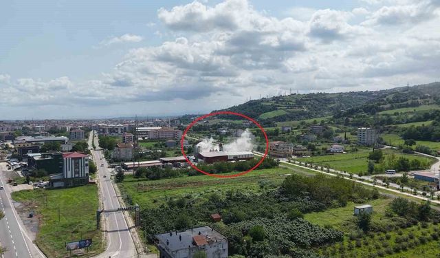 Fabrika bacasından çıkan duman korkuttu