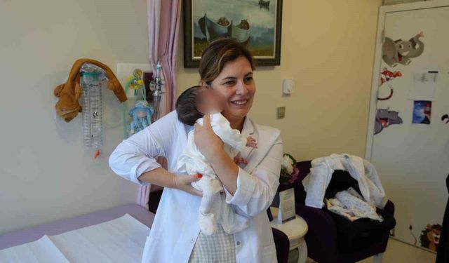 Organları dışarıda doğan bebek, Samsun'da hayata tutundu