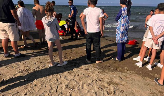 Samsun'da denize giren anne ve 2 kızı boğulma tehlikesi geçirdi