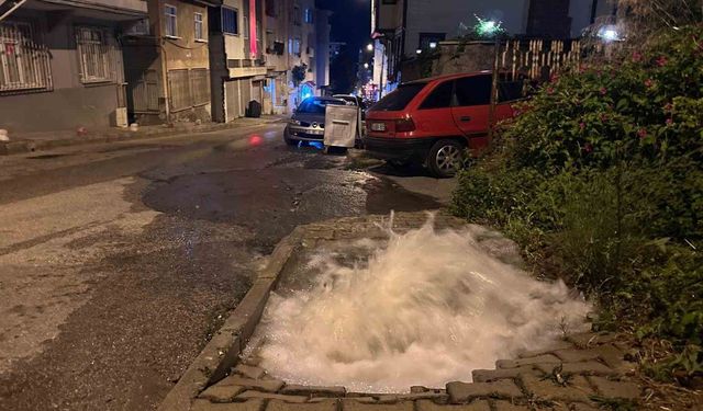 Samsun'da su borusu patladı, yolda su birikintileri oluştu