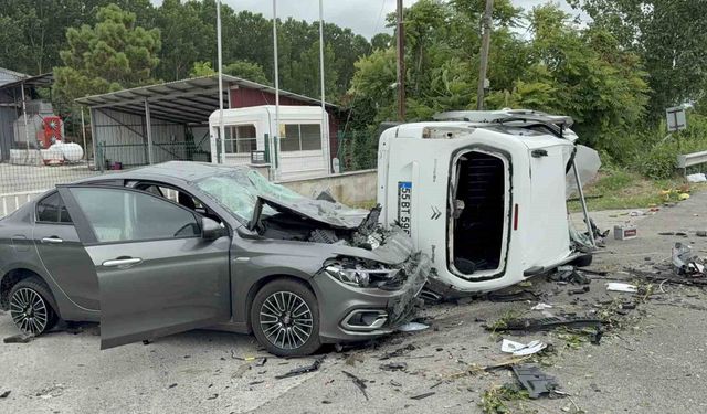 Yoldan çıkan araç havalanarak otomobilin üzerine düştü: 4 yaralı
