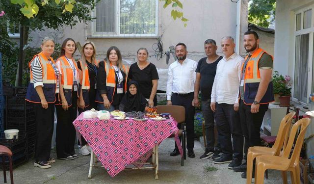 85 yaşındaki Emine nineye sürpriz doğum günü: 'İlk kez doğum günüm kutlandı, pastayı görünce şoke oldum'