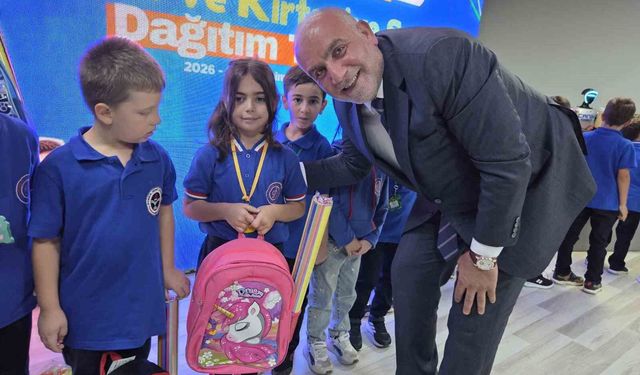 Bu ilçede okula başlayan tüm öğrencilere çanta ve kırtasiye seti hediye