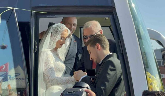 Gelin-damat düğün salonu yerine Tayyip Erdoğan'ı karşılamaya gittiler