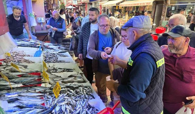 Kiloluk palamut 90 TL'ye düşünce vatandaş tezgahlara akın etti