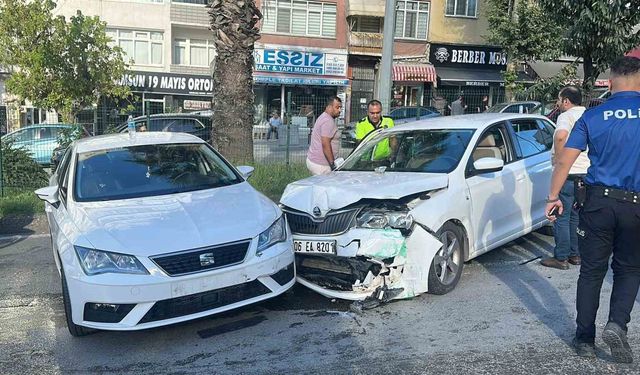 Kontrolden çıkan otomobil karşı şeritte başka bir araçla çarpıştı: 2 yaralı