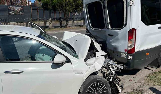 Otomobil minibüse arkadan çarptı: 4 yaralı