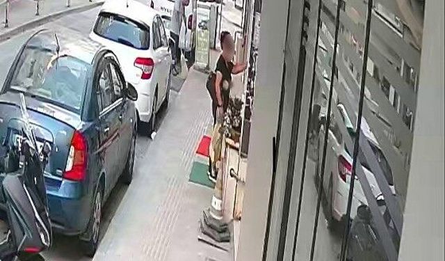 Pastırma hırsızlığı kamerada: Fırın kapısındaki poşeti alıp kayıplara karıştı