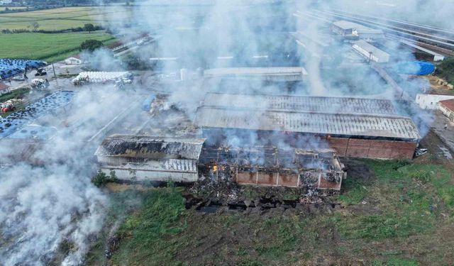 Saman deposu küle döndü: Hasarın boyutu dronla görüntülendi