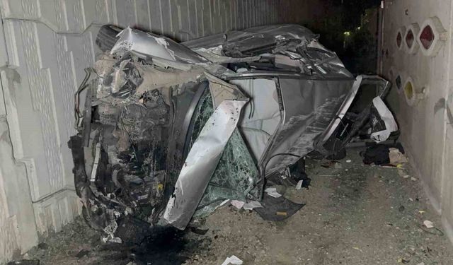 Samsun'da takla atarak hurdaya dönen otomobilde 2 kişi yaralandı