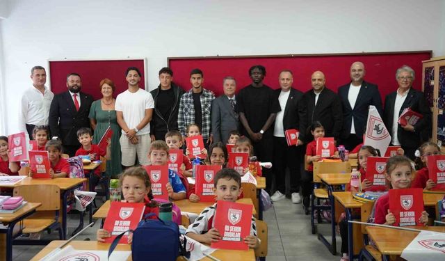 Samsunsporlu futbolculardan ilkokul çocuklarına defter hediyesi