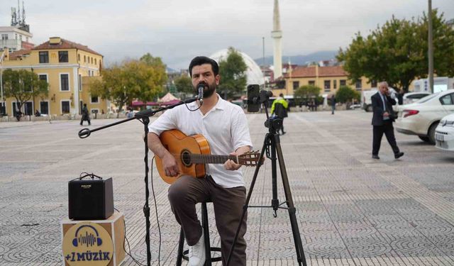 Sokak sanatçısı meydana renk katıyor